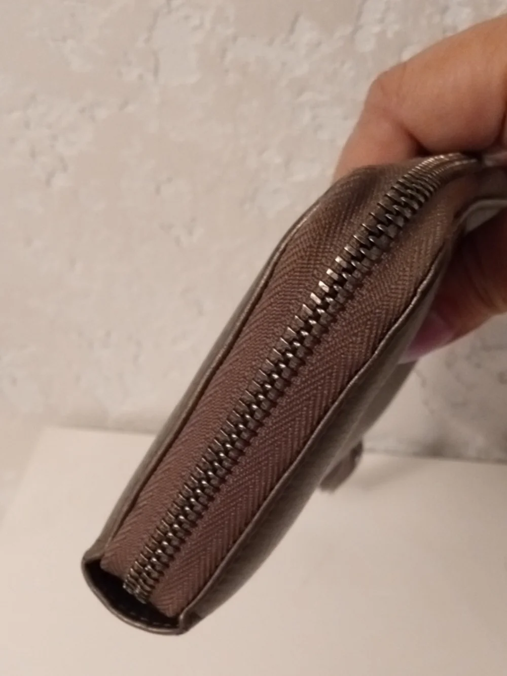 Gucci Metallic Taupe Leather Zip Wallet with Tassel - Picture 4 of 6